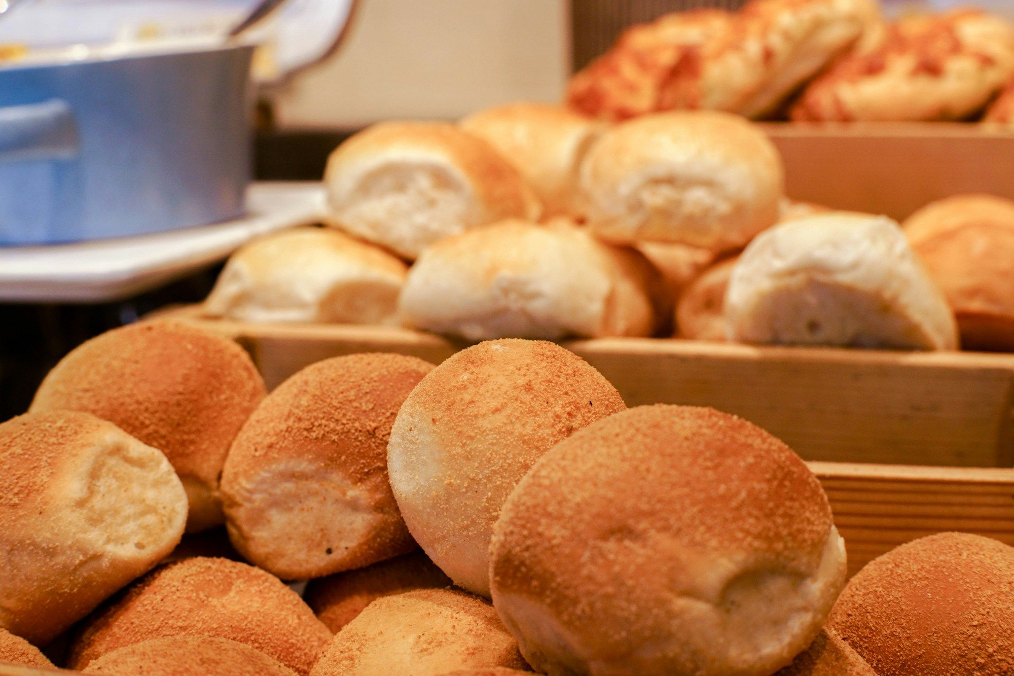 Brötchen in Holzkisten
