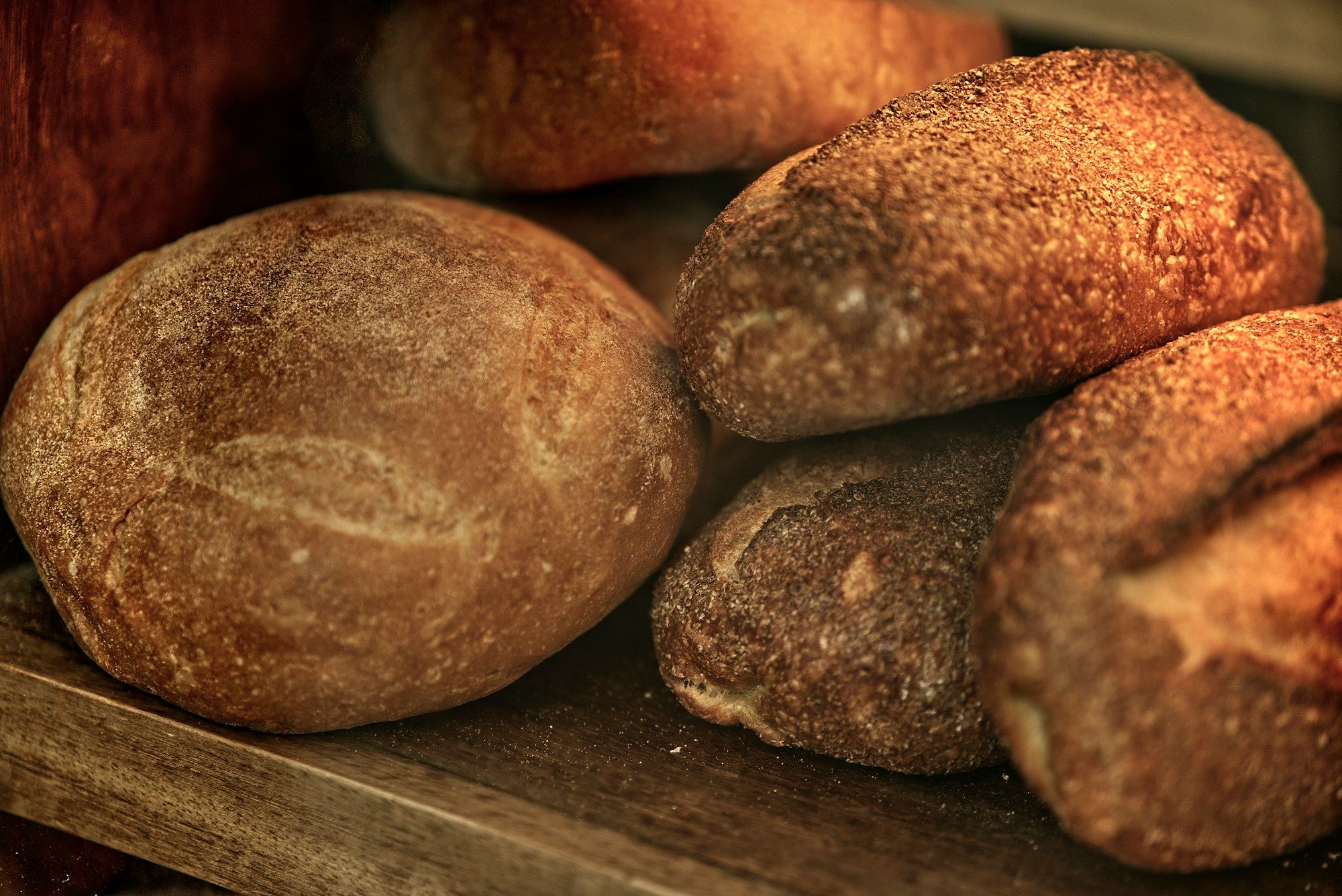 Rustikale Brotlaibe auf einem Holzbrett