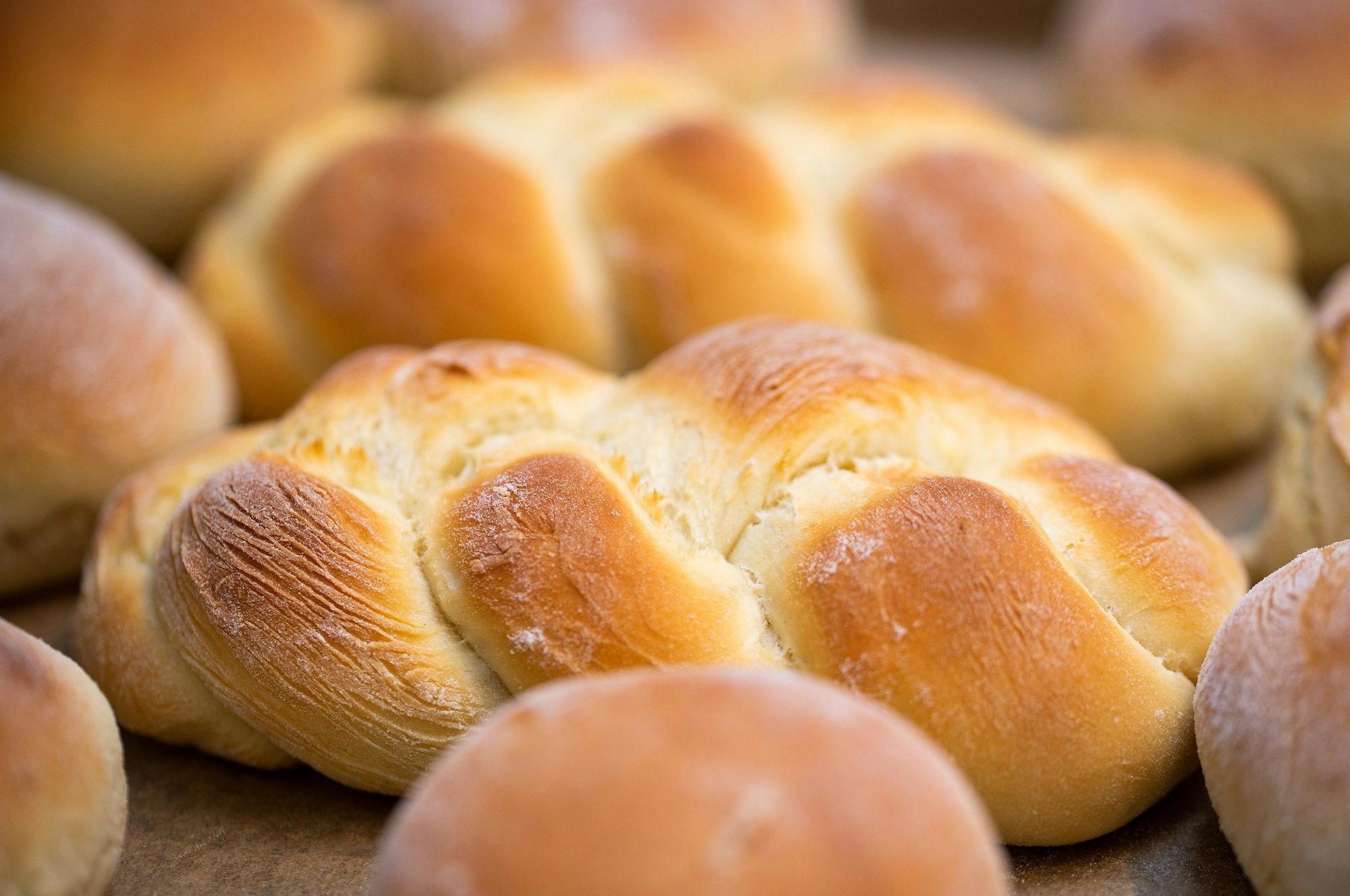 Hefezopf und Brötchen